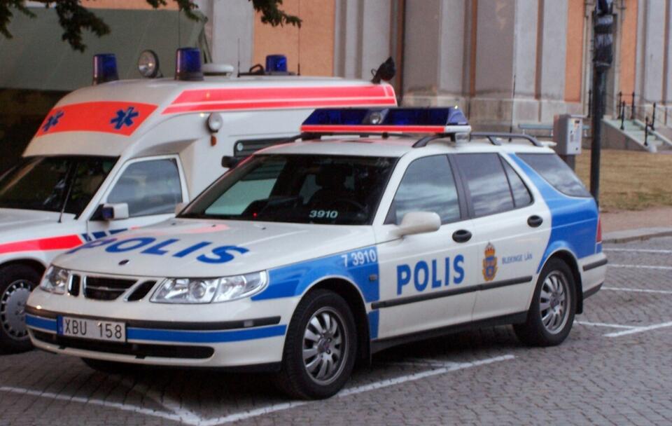 Zdjęcie ilustracyjne/ Szwedzka policja i pogotowie / autor: commons.wikimedia.org/Sendelbach (talk)/CC BY-SA 3.0