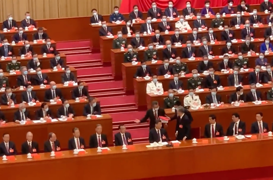 Z sali wyprowadzany jest były prezydent Hu Jintao. / autor: Twitter/@dansoncj