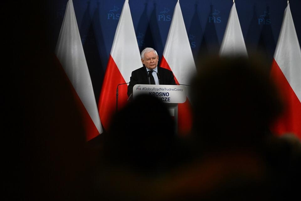 Prezes PiS Jarosław Kaczyński podczas spotkania z mieszkańcami w Jedliczach / autor: PAP/Darek Delmanowicz