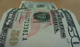 Dolar pod presją słabego ISM