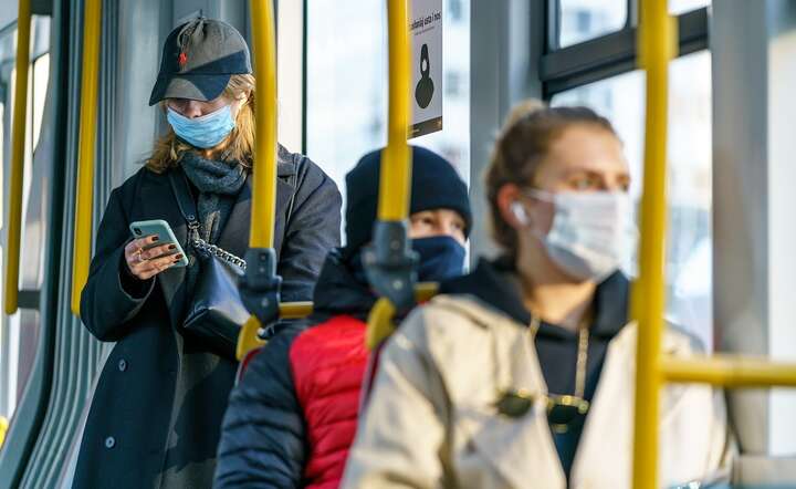 Pasażerowie tramwaju w Warszawie w maseczkach w czasie epidemii Covid-19 / autor: Fratria /AS