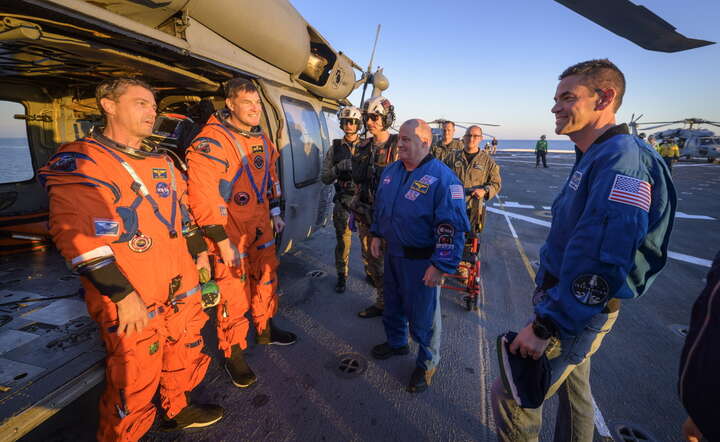 Członkowie misji NASA po podjęciu z wody na pokładzie amerykańskiego okrętu / autor: PAP/EPA/BILL INGALLS / NASA