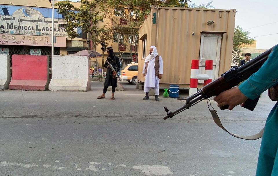 Uzbrojeni talibowie na ulicach Kabulu / autor: PAP/EPA/STRINGER
