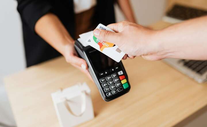 Pożyczka pod obrót z terminala – kto może skorzystać i na jakich warunkach?