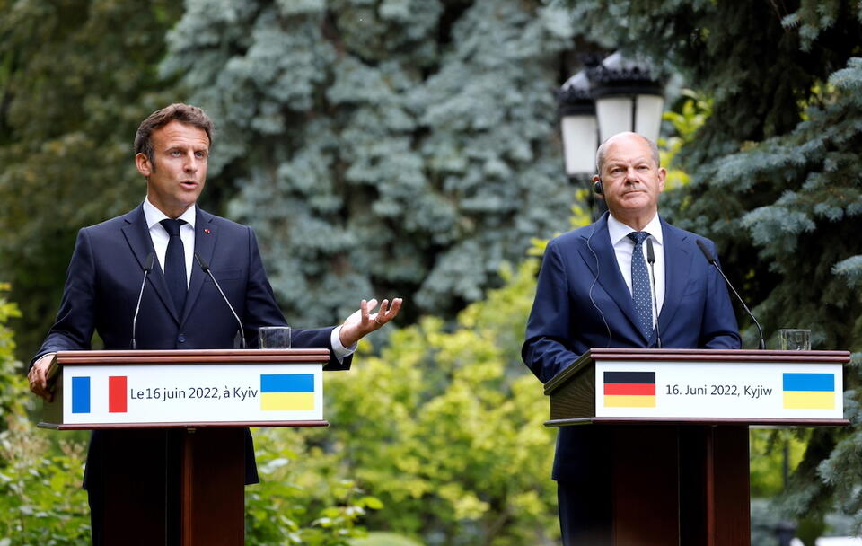 Prezydent Francji Emmanuel Macron i kanclerz Niemiec Olaf Scholz w Kijowie / autor: PAP/EPA