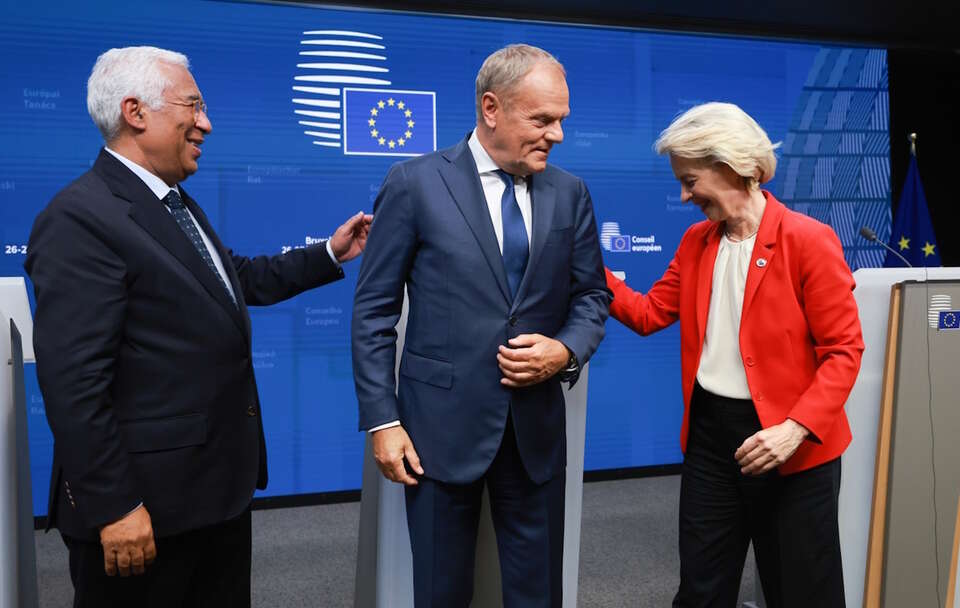 Przewodniczący Rady Europejskiej Antonio Costa, premier Donald Tusk i przewodnicząca KE Ursula von der Leyen / autor: PAP/EPA/OLIVIER HOSLET
