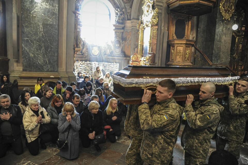 24 marca, Lwów. Pogrzeb porucznika Igora Fedorczyka. Poległ w walce z rosyjskim okupantem. / autor: PAP/EPA