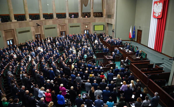 Sejm przyjął ustawę, która wydłuża kadencje samorządów
