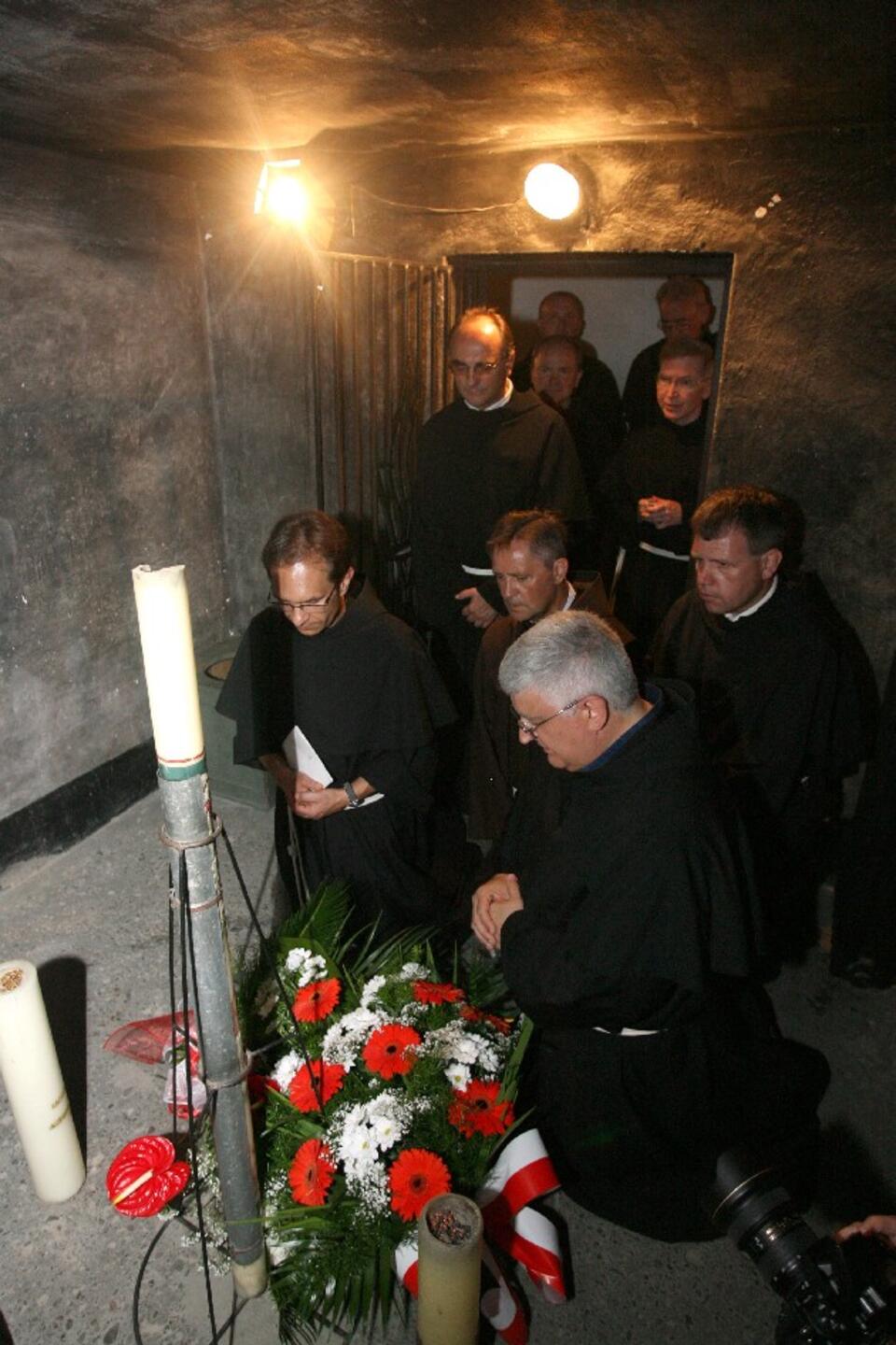 Generał Franciszkanów o. Marco Tasca wraz z współbraćmi modlą się w celi śmierci ojca Kolbe.