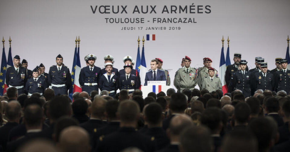 Macron w otoczeniu wojskowych / autor: elysee.fr