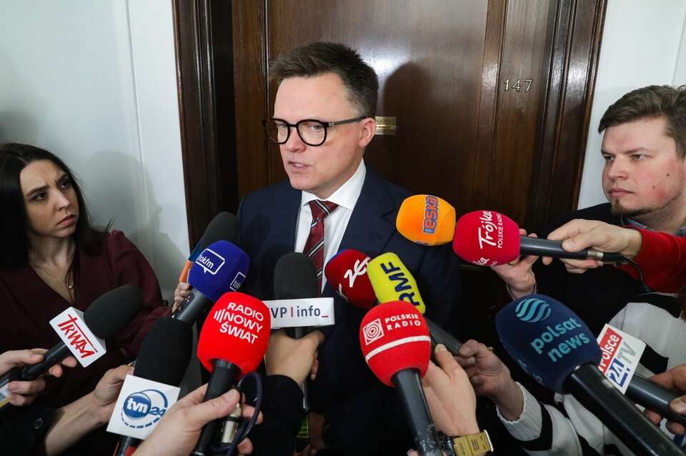 Poseł Polski 2050 Szymon Hołownia podczas wypowiedzi dla mediów w Sejmie. / autor: PAP/Tomasz Gzell