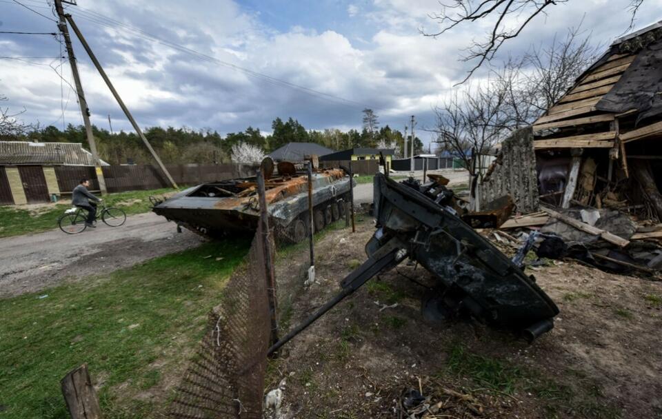 Zniszczony sprzęt rosyjski w okolicach Kijowa / autor: PAP/EPA/OLEG PETRASYUK