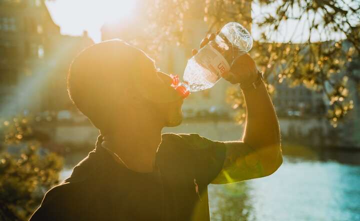 Wodę najlepiej zabierać ze sobą w mniejszych butelkach / autor: Pixabay