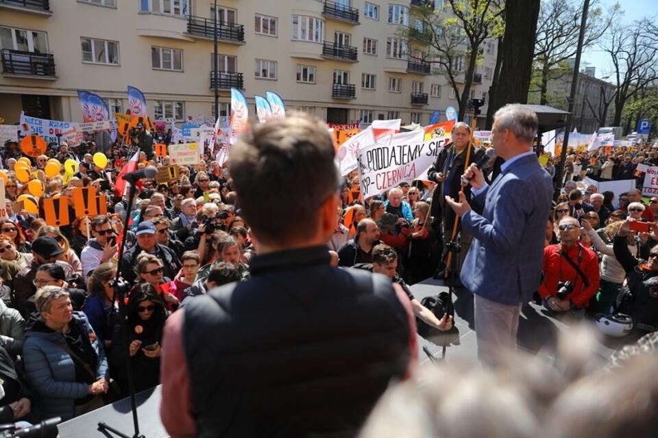 Manifestacja nauczycieli pod siedzibą MEN / autor: PAP/Rafał Guz