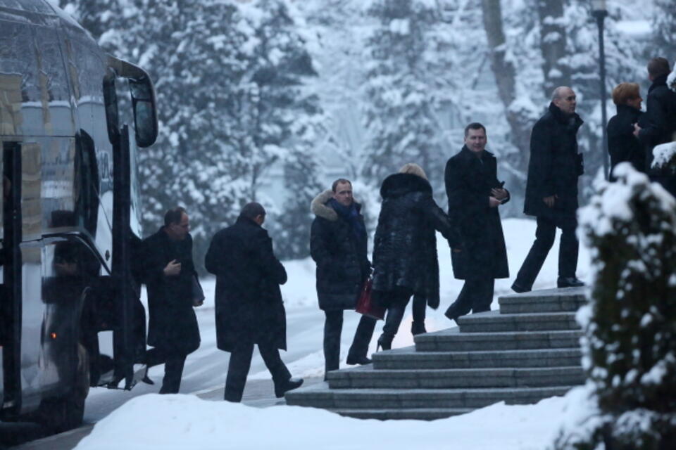 Politycy Platformy Obywatelskiej w drodze na spotkanie z premierem Donaldem Tuskiem. Fot. PAP/Leszek Szymański