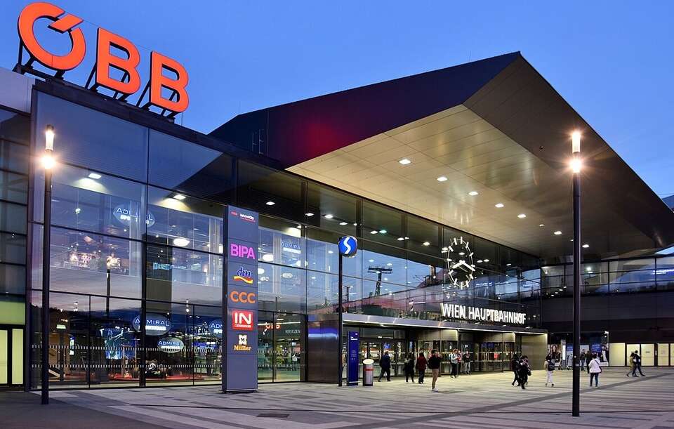 Hauptbahnhof Wiedeń / autor: Bahnfrend, CC BY-SA 4.0 <https://creativecommons.org/licenses/by-sa/4.0>, via Wikimedia Commons