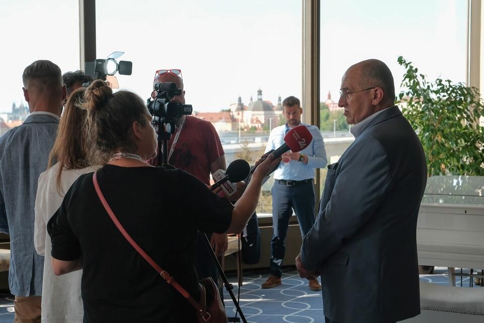 Minister spraw zagranicznych RP Zbigniew Rau podczas briefingu prasowego w Pradze / autor: PAP/Mateusz Marek