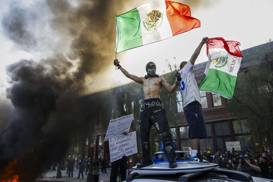 Zamieszki w Los Angeles, w rękach widać... meksykańskie flagi / autor: PAP/EPA