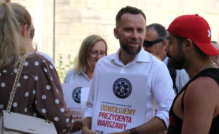 Inicjator Stołecznej Operacji Referendalnej Maciej Wilk (C) / autor: materiały prasowe Stołecznej Operacji Referendalnej