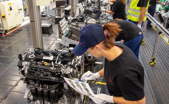 Po ponad miesięcznej przerwie spowodowanej pandemią koronawirusa na początku maja fabryka Toyoty w Wałbrzychu i Jelczu-Laskowicach uruchamia ponownie produkcję. / autor: Toyota