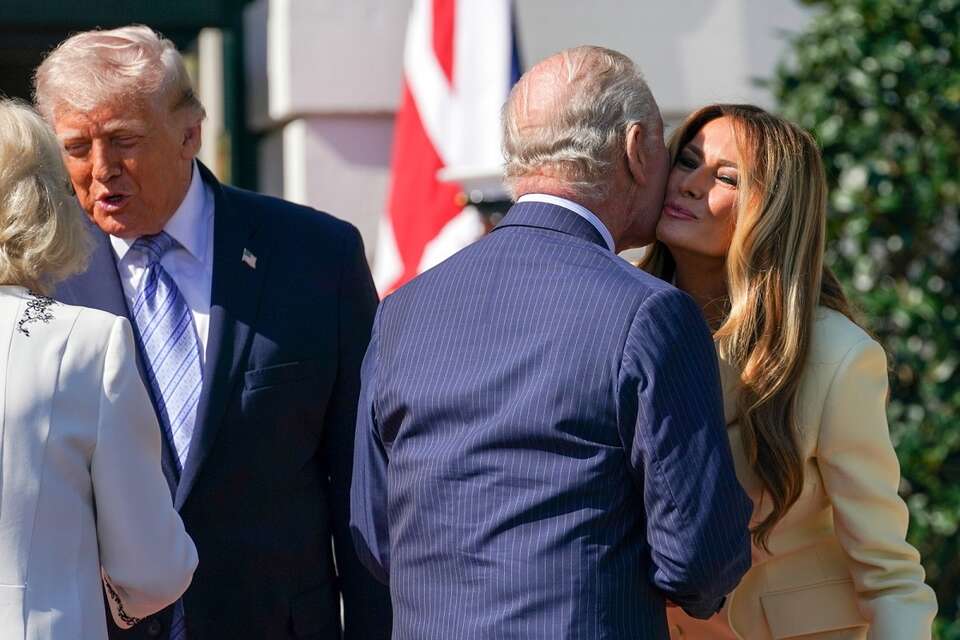 Prezydent USA Donald Trump wraz z żoną Melanią przyjęli wczoraj w Białym Domu brytyjskiego króla Karola III i królową Kamilę / autor: PAP/EPA/ALLISON ROBBERT/ POOL