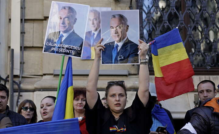 Zwolennicy Calina Georgescu protestują przeciw zablokowaniu jego kandydatury / autor: PAP/ EPA/ROBERT GHEMENT 