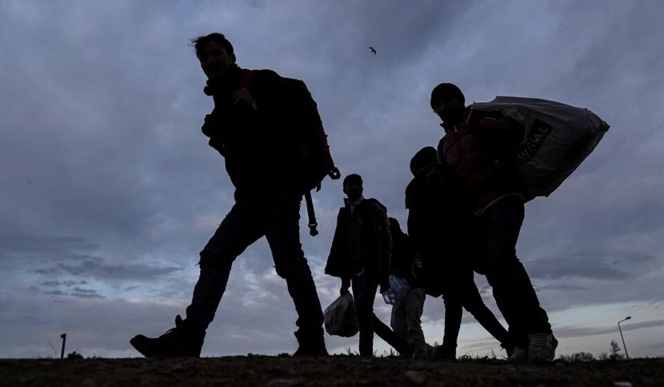 Uchodźcy i migranci zmierzający w kierunku granicy grecko-tureckiej / autor: EPA/PAP