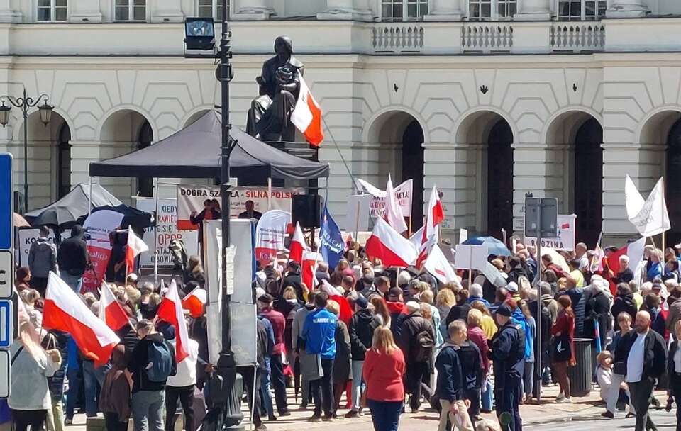 Manifestacja KROPS przeciwko reformie edukacji MEN / autor: FB/KROPS Koalicja na Rzecz Ocalenia Polskiej Szkoły