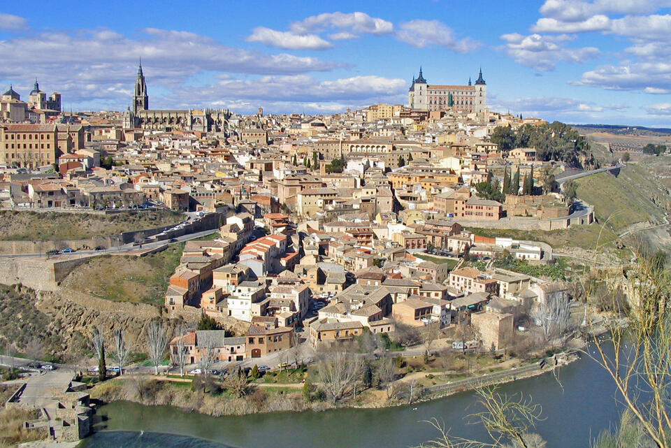 Widok ogólny Toledo; Alkazar widoczny po prawej stronie na wzniesieniu / autor: tnarik, CC BY-SA 2.0 