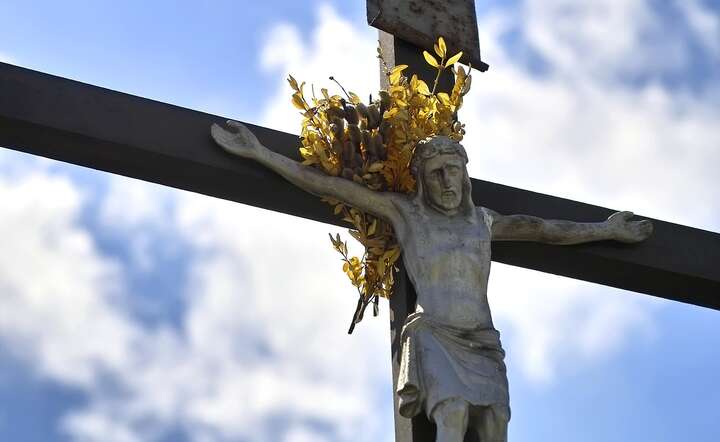 Zamieszanie wokół opodatkowania przydrożnych krzyży może być elementem szerszych działań rządzących wobec katolików. / autor: Pixabay