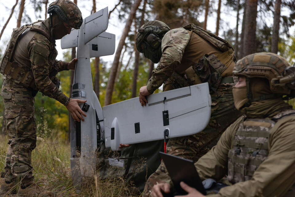 Ukraińscy żołnierze rozstawiają drona "Avenger UAV" i kierują go w stronę pozycji wojsk rosyjskich. / autor: PAP/Yevhen Titov