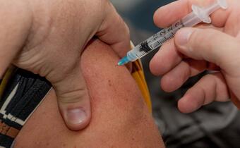 Podejrzane oferty zakupu 900 mln szczepionek
