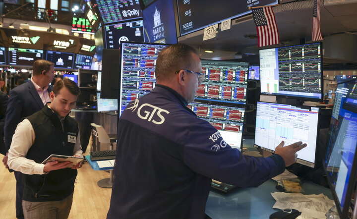Parkiet NYSE - nowojorskiej giełdy przy Wall Street / autor: PAP/EPA/SARAH YENESEL
