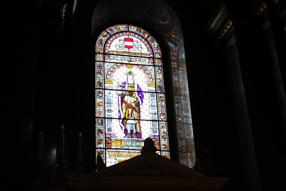 Korona świętego Stefana, witraż w katedrze św. Stefana w Budapeszcie / autor: Fratria