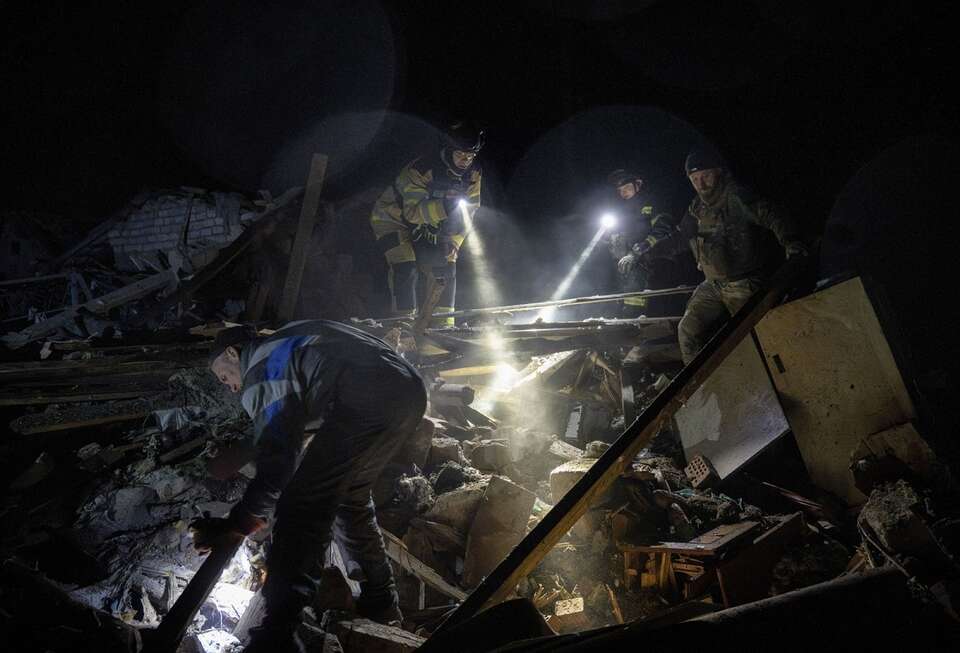 Na zdjęciu ukraińscy ratownicy na miejscu rosyjskiego ataku na prywatny budynek mieszkalny w Kramatorsku (obwód doniecki) / autor: PAP/EPA