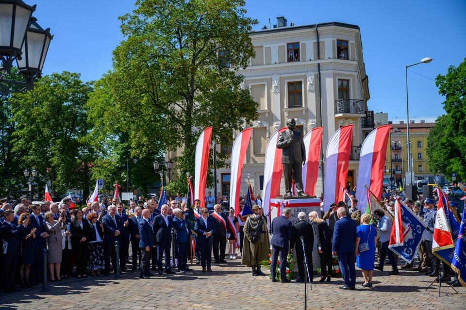 Uroczystość odsłonięcia pomnika prezydenta RP Lecha Kaczyńskiego, 18 bm. w Tarnowie. / autor: PAP/Paweł Topolski