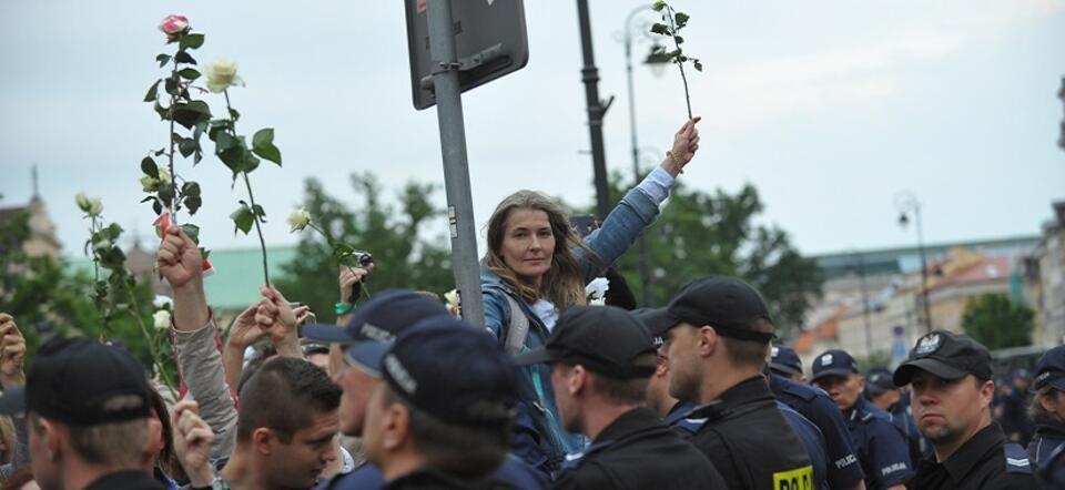 autor: fot.PAP/Marcin Obara/WARSZAWA MIESIĘCZNICA SMOLEŃSKA KONTRMANIFESTACJA