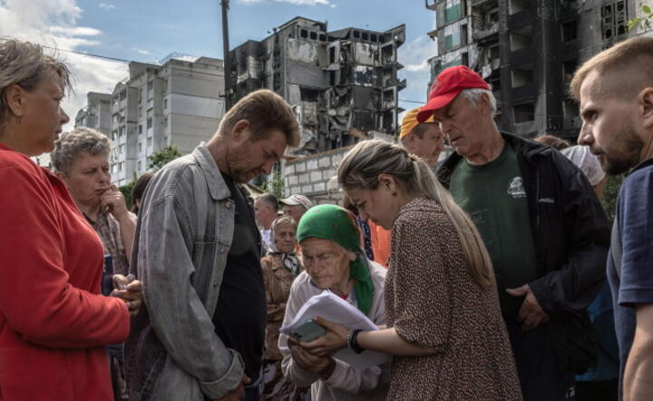 Mieszkańcy zniszczonego przez Rosjan miasta Borodianka / autor: PAP/EPA/ROMAN PILIPEY