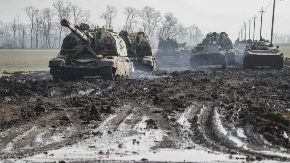 Rosyjskie czołgi w nacierają na Kijów / autor: PAP/EPA
