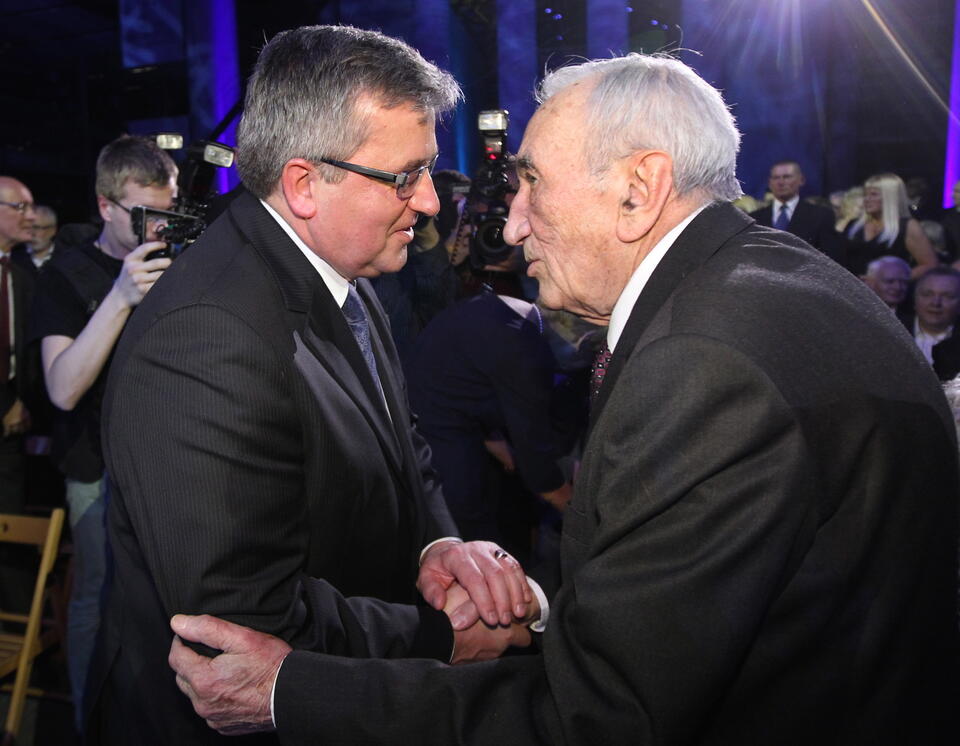 Były premier Tadeusz Mazowiecki, laureat Nagrody Kisiela odbiera gratulacje od prezydenta Bronisława Komorowskiego. (PAP/Radek Pietruszka)