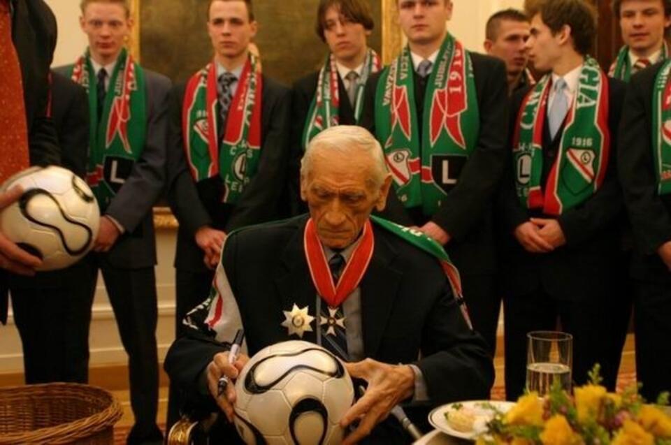 Kazimierz Górski po odebraniu Krzyża Komandorskiego z Gwiazdą Orderu Odrodzenia Polski. 3 marca 2006. Fot. prezydent.pl