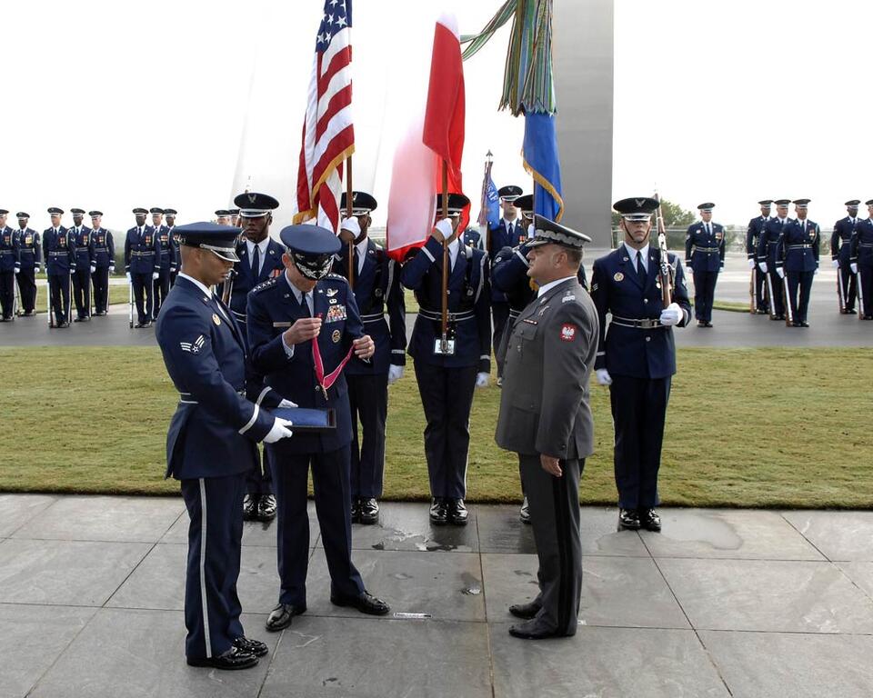 Waszyngton, 2009. Gen. Błasik otrzymuje Legię Zasługi za zasługi dla NATo. Fot. z archiwum E.Błask