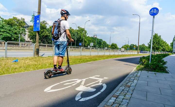 Użytkownicy hulajnóg elektrycznych co do zasady są obowiązani korzystać z drogi dla rowerów / autor: Fratria / AS