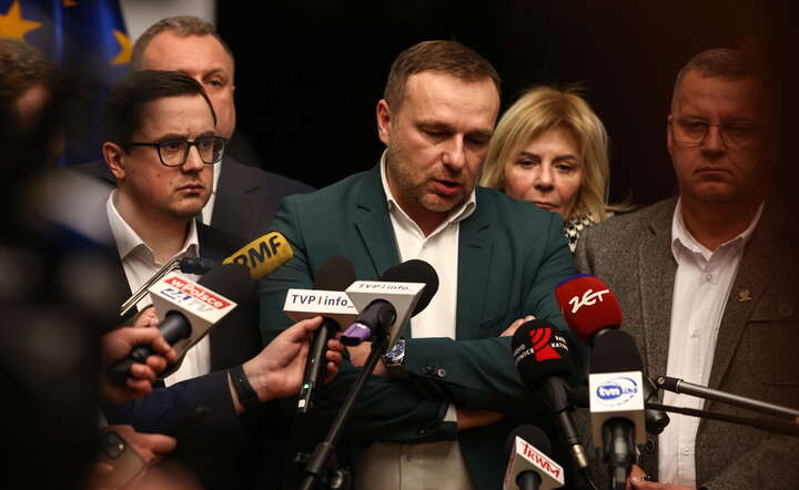 Minister energii Miłosz Motyka (L), przewodniczący NSZZ Solidarność w Silesii Grzegorz Babij (P), przewodnicząca zarządu ZZG przy PG Silesia Mariola Miodońska (2P) i zarządca sądowy Marcin Ferdyn (C) podczas konferencji pasowej w śląskim urzędzie wojewódzkim w Katowicac / autor: PAP/Kasia Zaremba