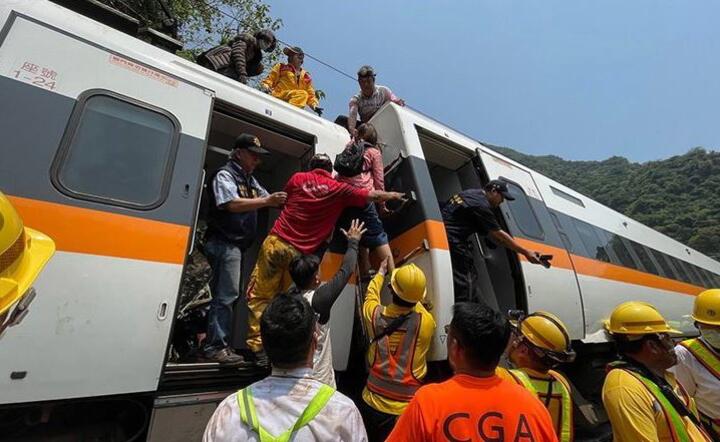 Katastrofa kolejowa na Tajwanie  / autor: PAP