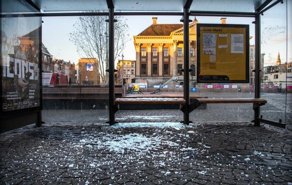 Zniszczony przystanek w centrum Groningen  / autor: PAP/EPA/CORNE SPARIDAENS