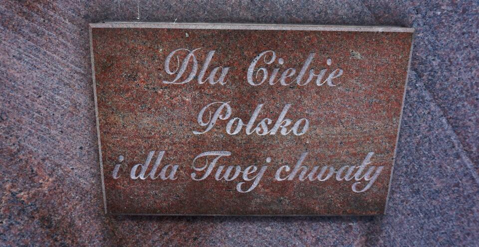 Tablica na pomniku generała Hallera w Pucku / autor: wPolityce.pl