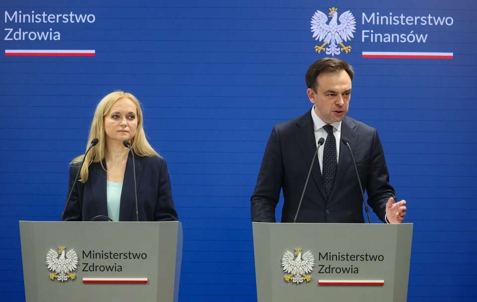 Sobierańska-Gręda и Domański используют Pfizergate для переводов