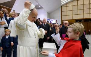 8-letni Mateusz, ministrant z Wrocławia, wymienił piuskę z papieżem Leonem XIV / autor: FB: Archidiecezja.Wroclawska