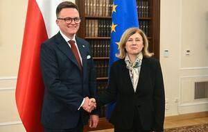 Szymon Hołownia (L) podczas spotkania się z wiceprzewodniczącą Komisji Europejskiej Verą Jourową (P) w Sejmie / autor: PAP